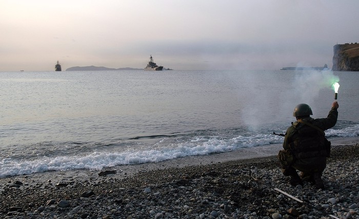 Lính biệt kích phát tín hiện an toàn cho hai tàu đổ bộ tiếp cận bờ